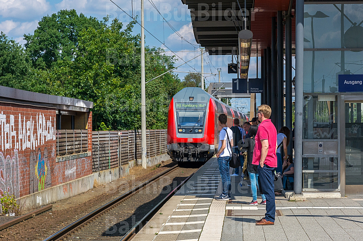 Menschen warten auf Regionalbahn im Bahnhof Hamburg-Tonndorf