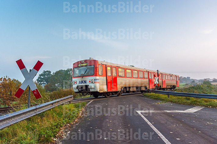 Ein AKN-Triebwagen an einem unbeschrankten Bahnübergang bei Bokholt in Schleswig-Holstein