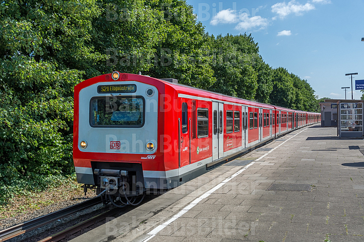 Ein Hamburger S-Bahn-Zug in der grün gelegenen Haltestelle Langenfelde