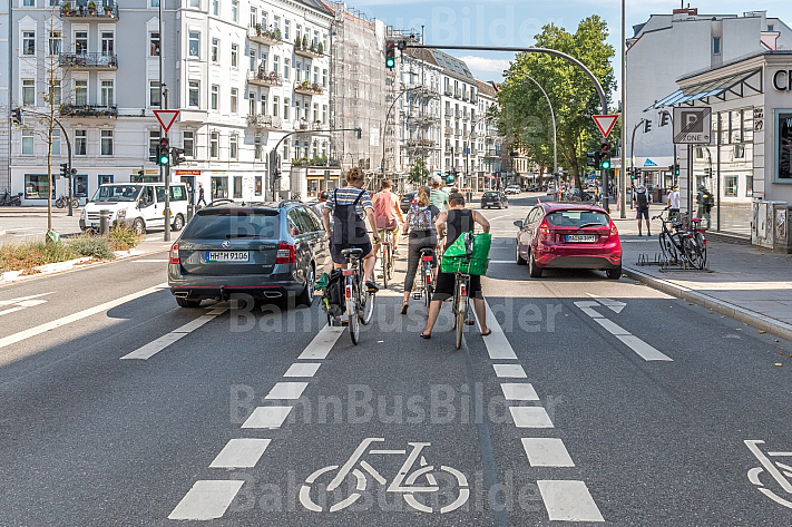 Eine Gruppe von Fahrradfahrern wartet auf einem Radfahrstreifen in der Osterstraße in Hamburg an einer Ampel